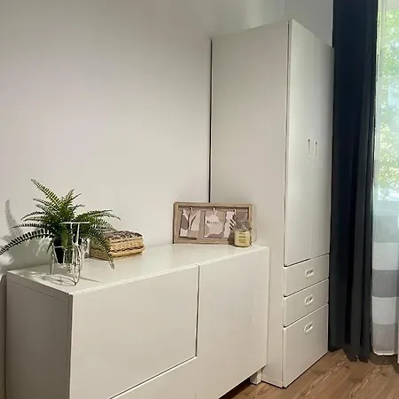 Thias -parter, Langa Spitalul Marie Curie Apartment Bucharest