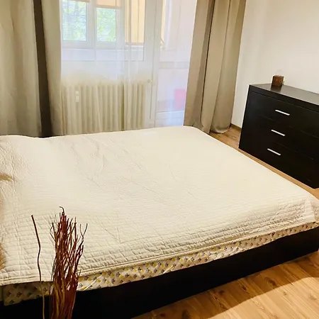Thias -parter, Langa Spitalul Marie Curie Apartment Bucharest